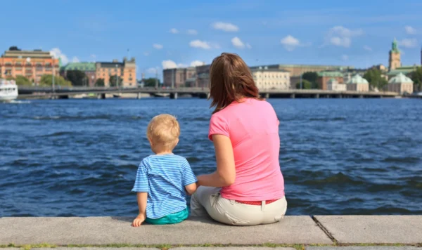 Son och mamma vid vattnet i Stockholm.