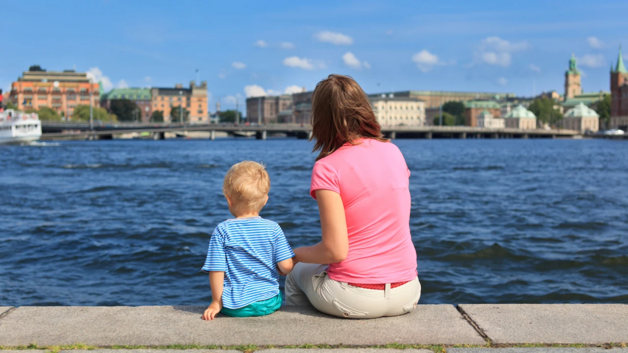 Son och mamma vid vattnet i Stockholm.